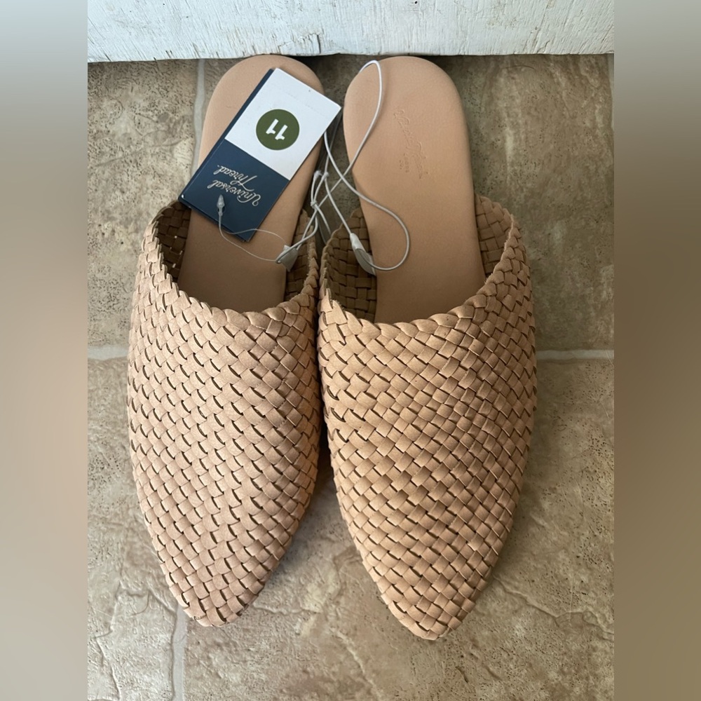 Women’s Universal Thread Size 11 Flats